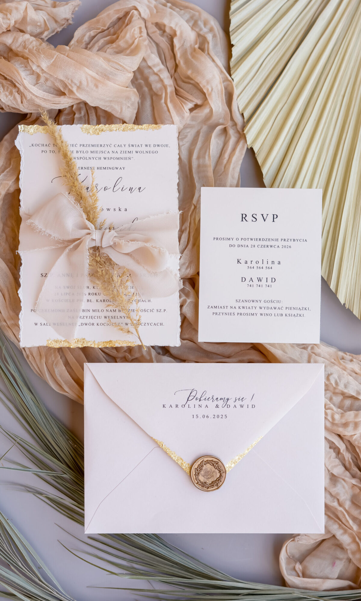 Minimalistyczne, złocone zaproszenia ślubne z suszoną trawką Wz-19