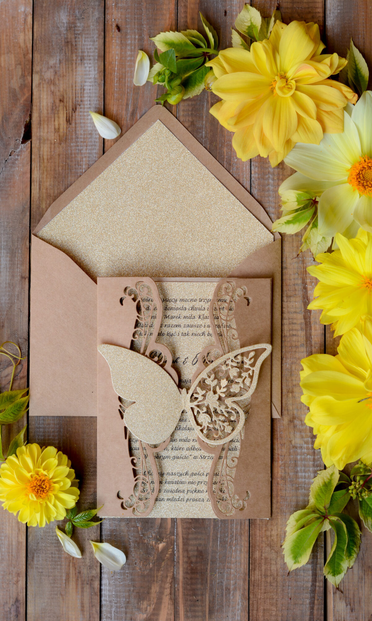 Ażurowe zaproszenia ślubne z motylkiem Wz-67