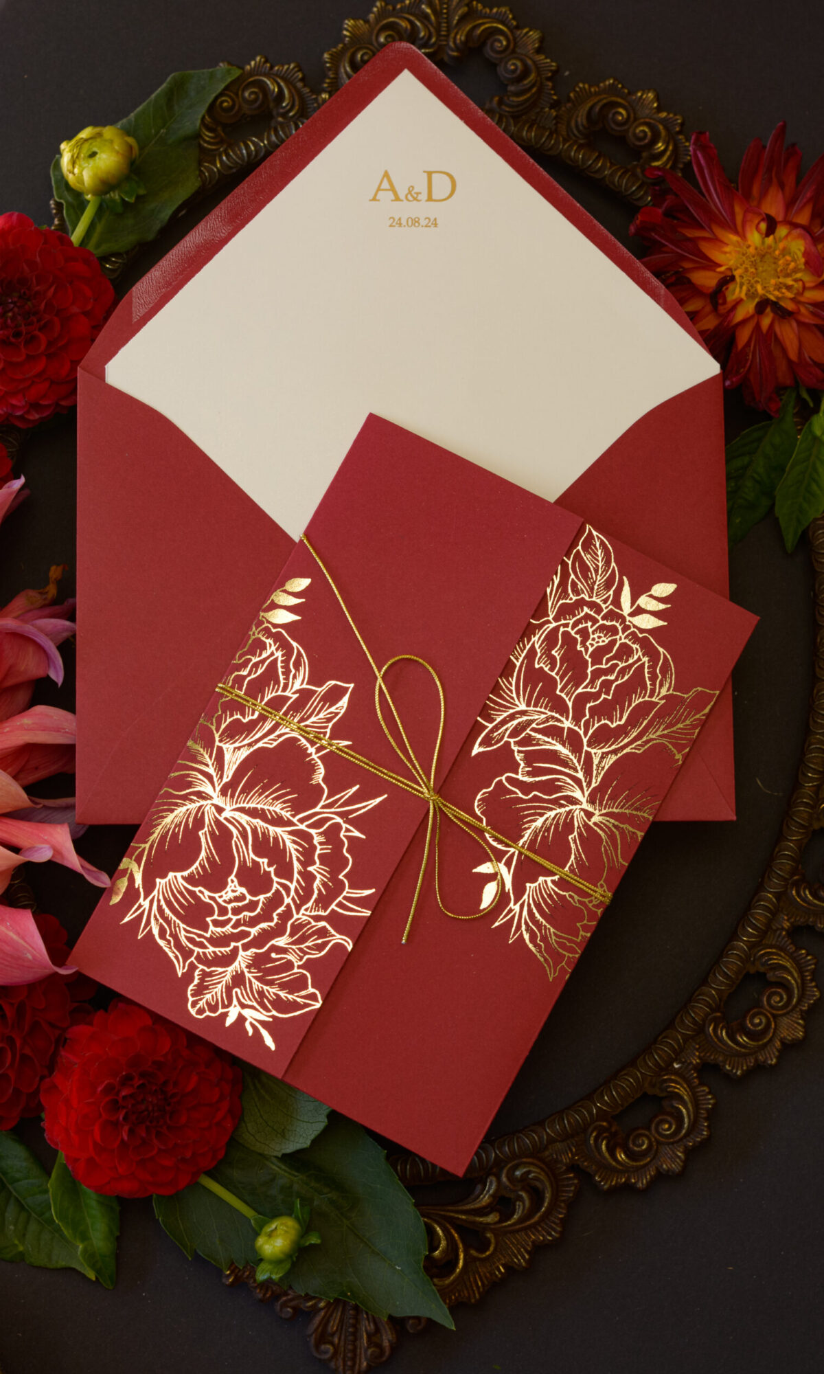 Bordowe zaproszenia ślubne ze złoceniem Wz-68