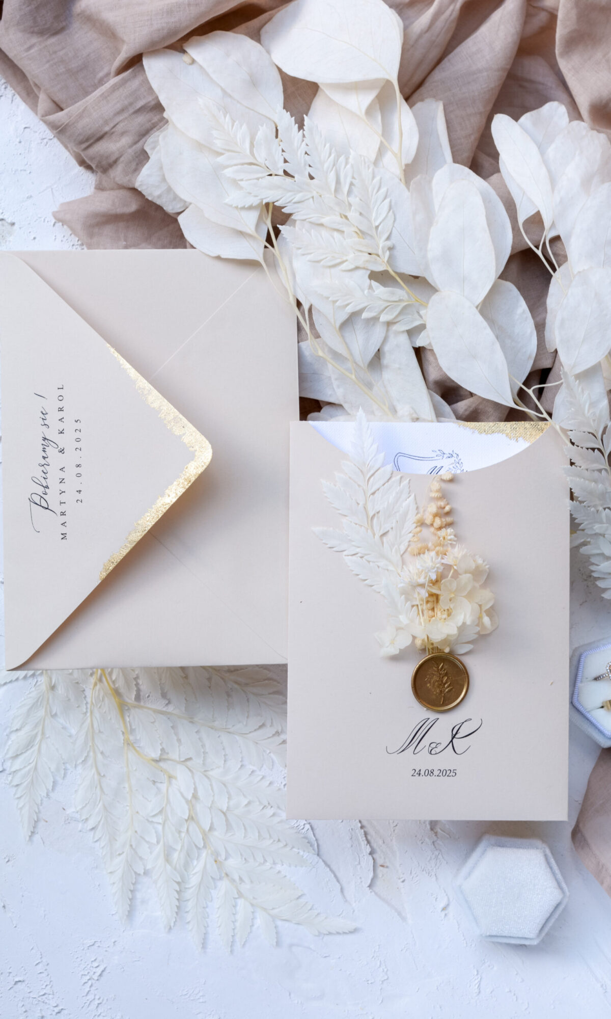 Beżowe zaproszenia ślubne ze złoceniem Wz-84