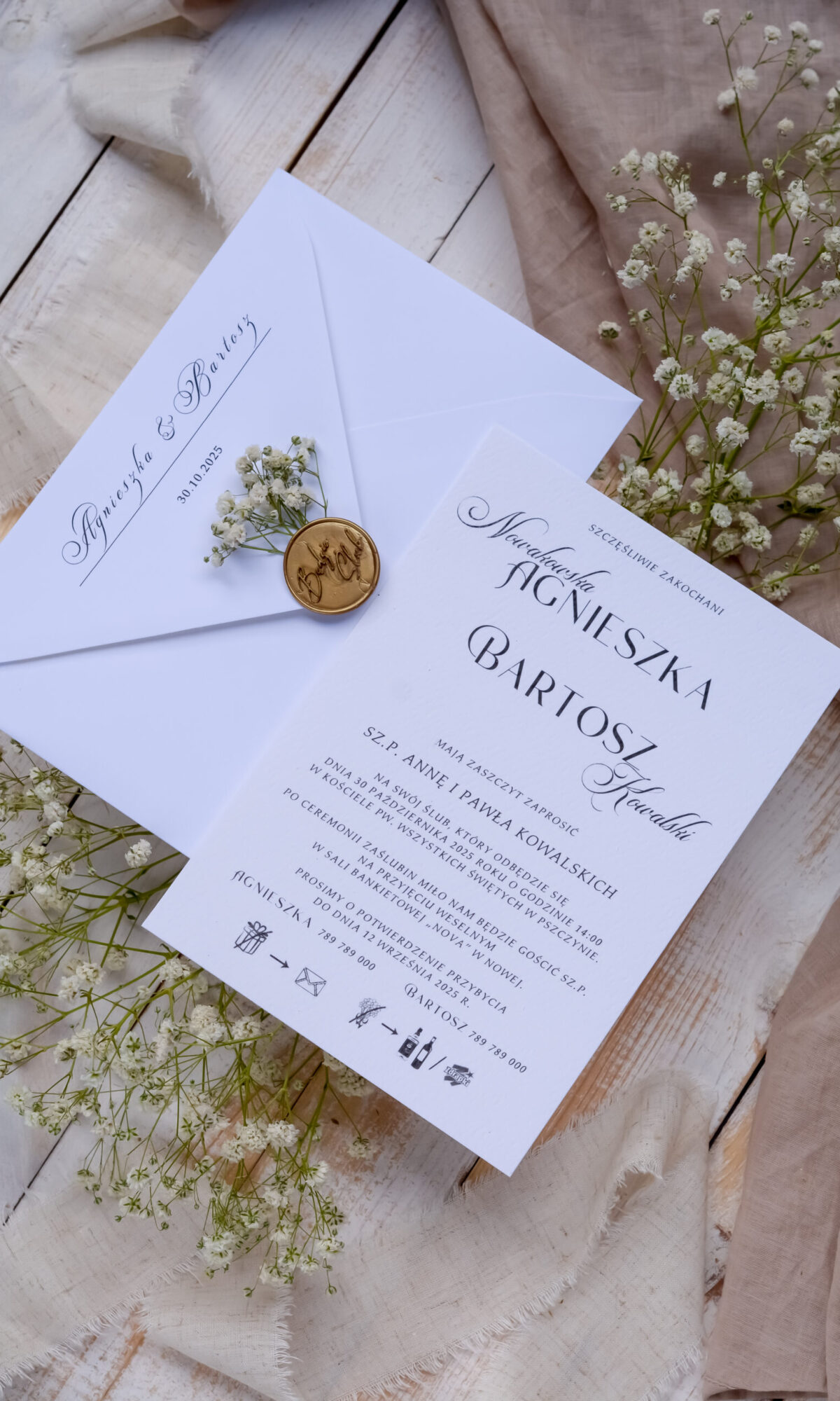 Białe zaproszenia ślubne z gipsówką Wz-10