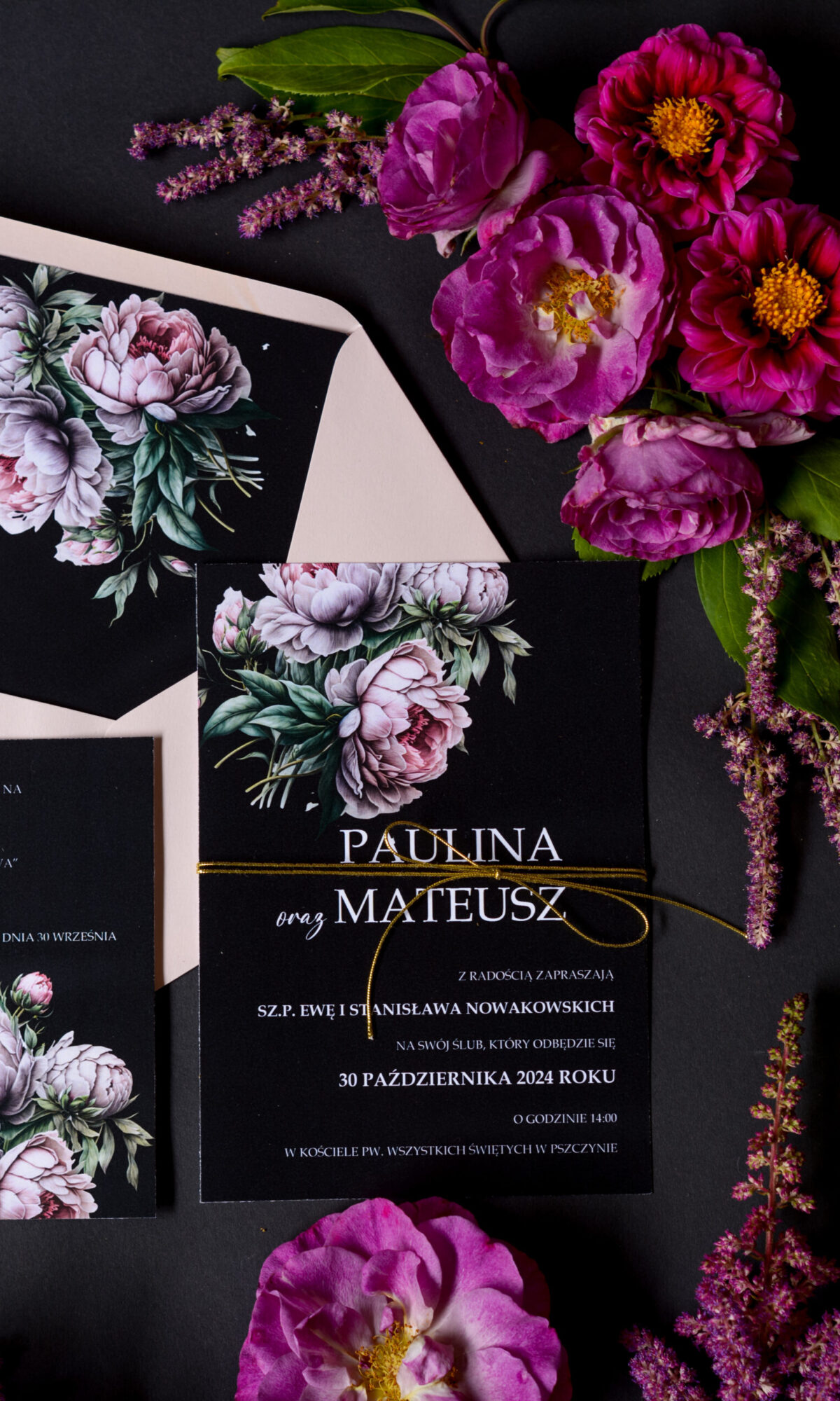Czarne zaproszenia ślubne z motywem kwiatowym Wz-50