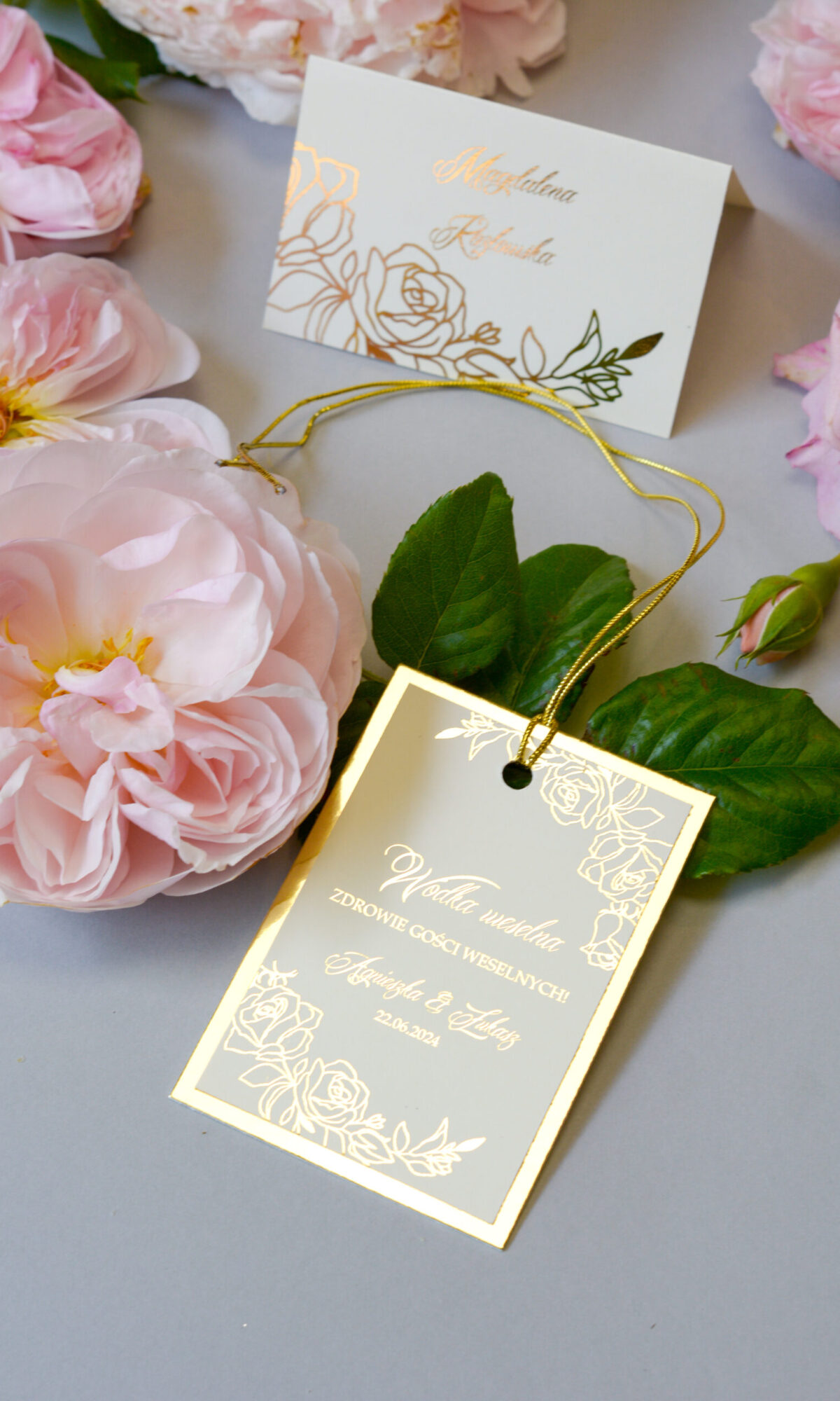 Złocone zawieszki na wódkę weselną z motywem kwiatowym ZA-06