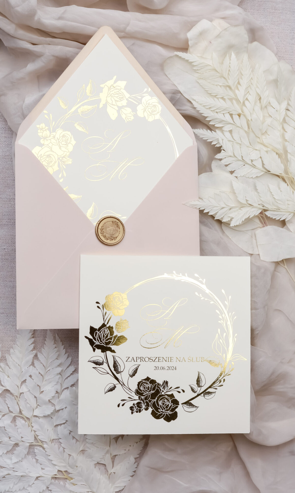 Złocone zaproszenia ślubne z motywem kwiatowym Wz-95
