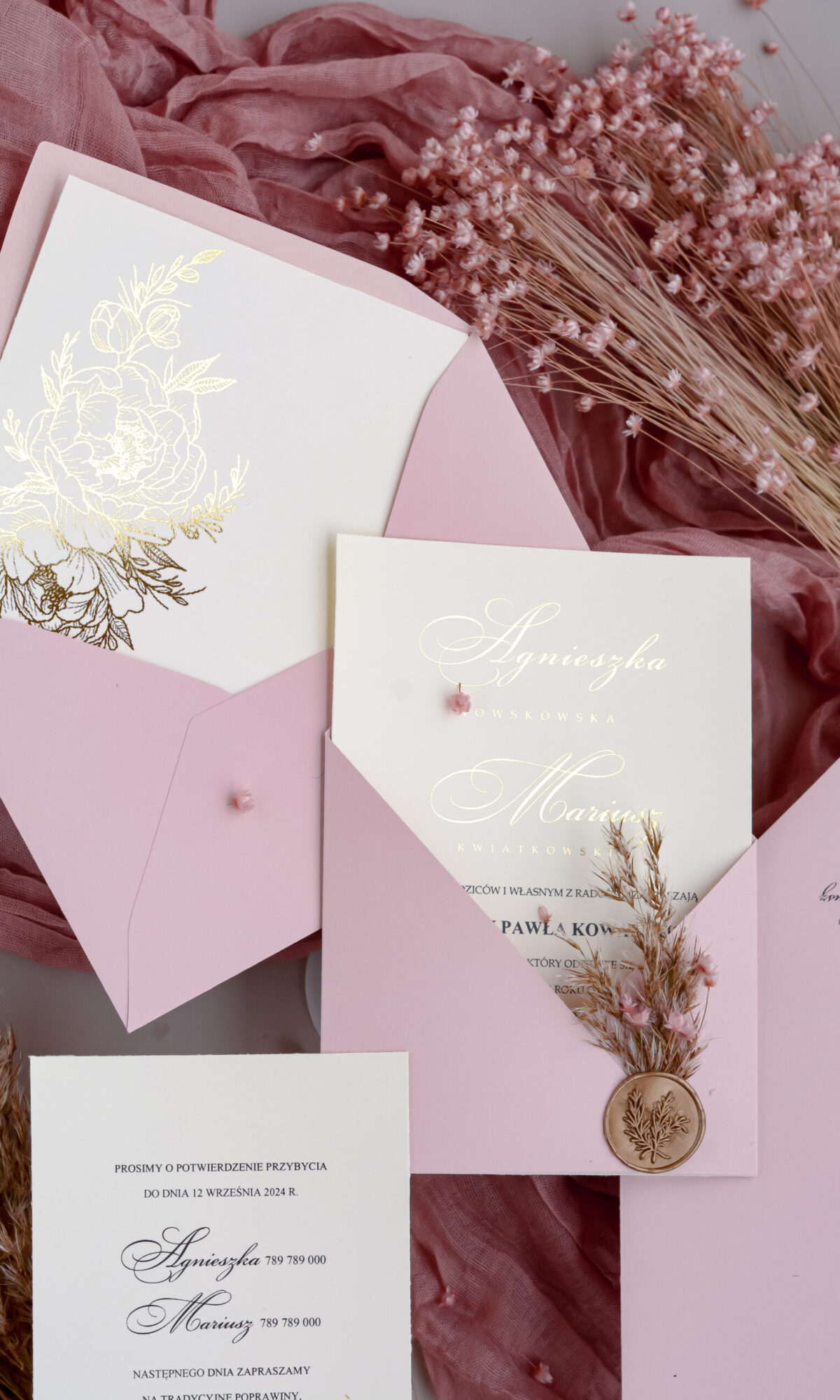 Różowe zaproszenia ślubne z suszonymi kwiatkami Wz-92