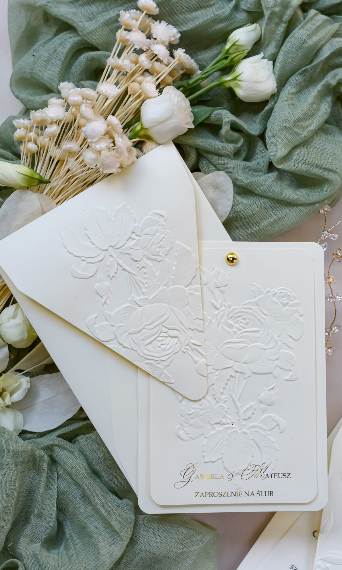 Kremowe zaproszenia ślubne z tłoczeniem Wz-167