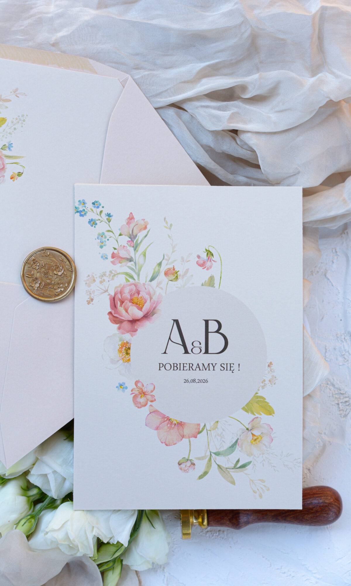 Beżowe zaproszenia ślubne z motywem kwiatowym Wz-140