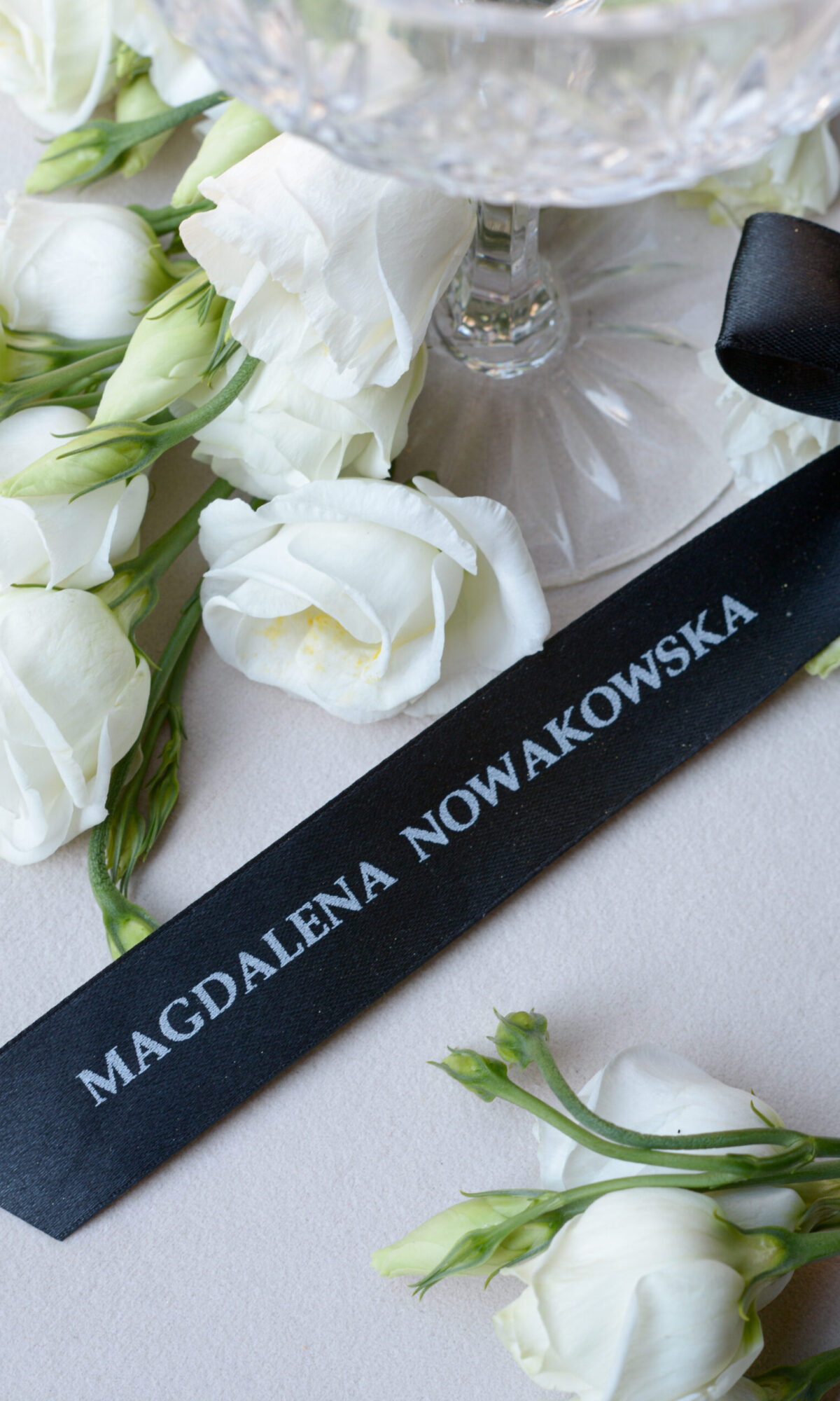 Czarne winietki ślubne na wstążce satynowej WI-56