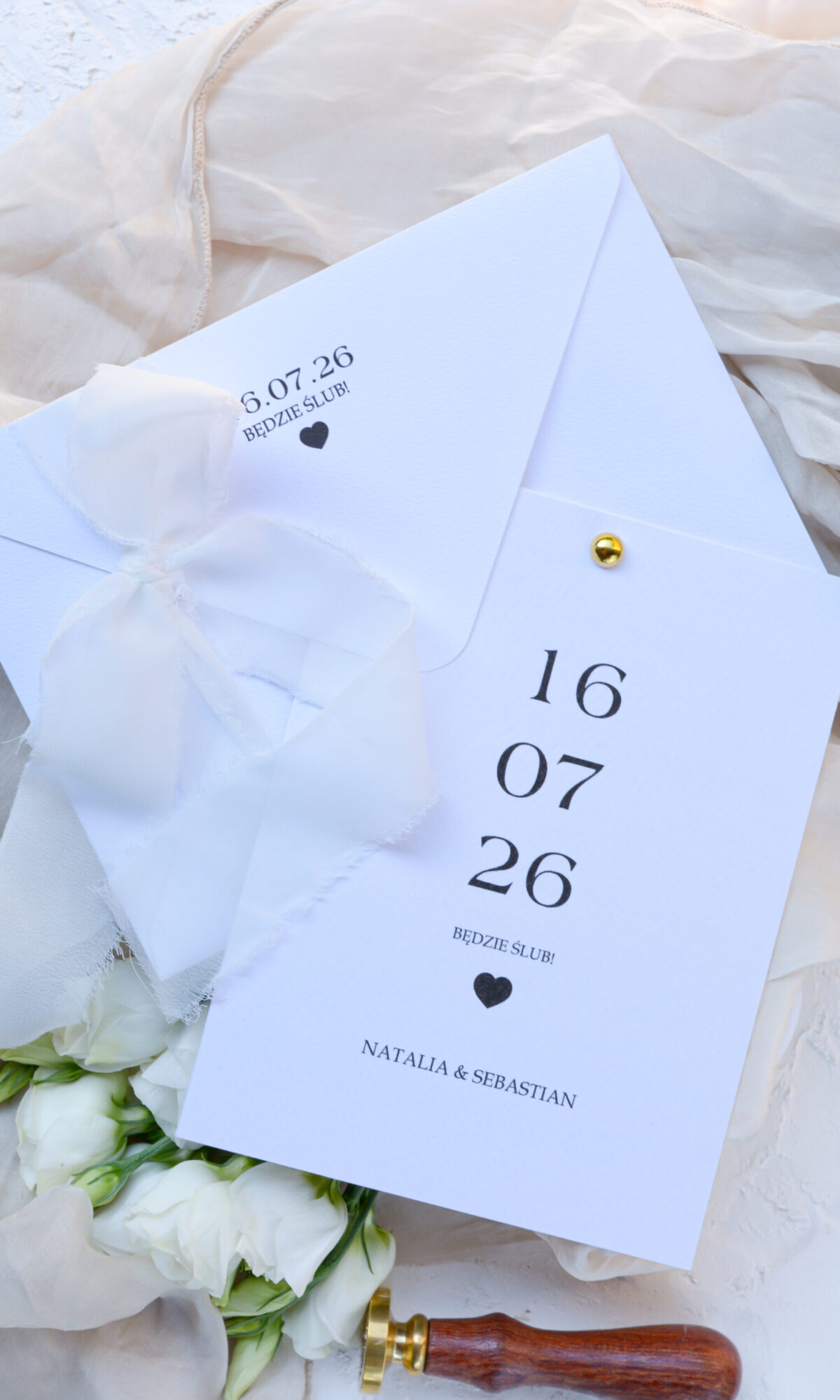 Białe, minimalistyczne zaproszenia ślubne Wz-141