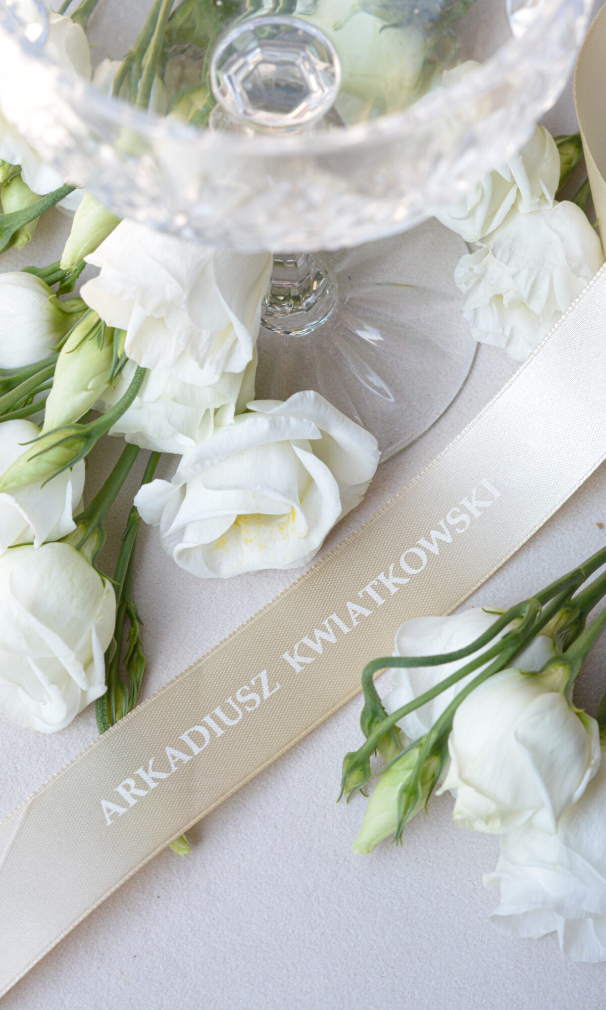 Beżowe winietki ślubne na wstążce satynowej WI-58