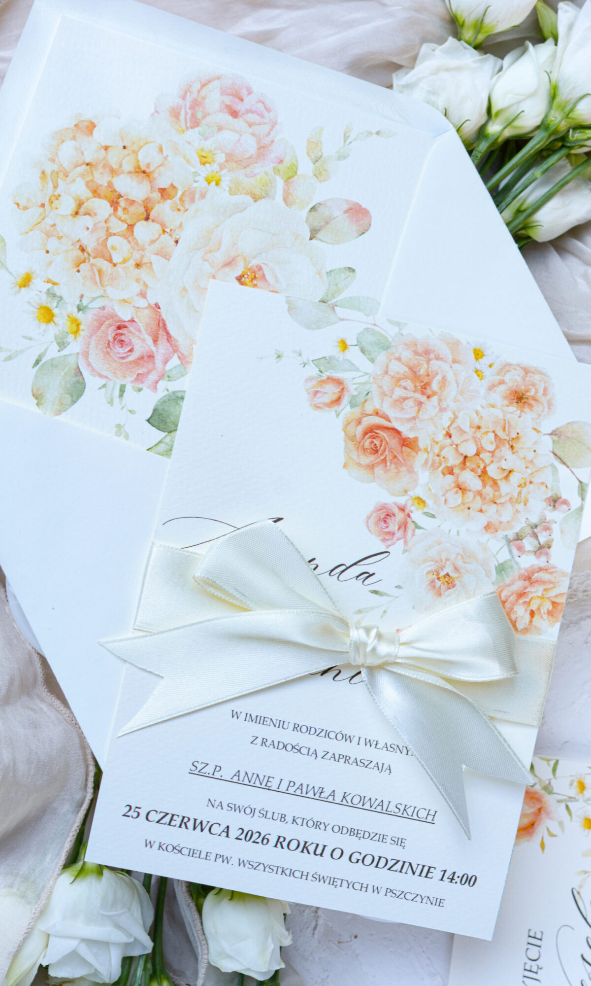Kremowe zaproszenia ślubne z motywem kwiatowym Wz-142
