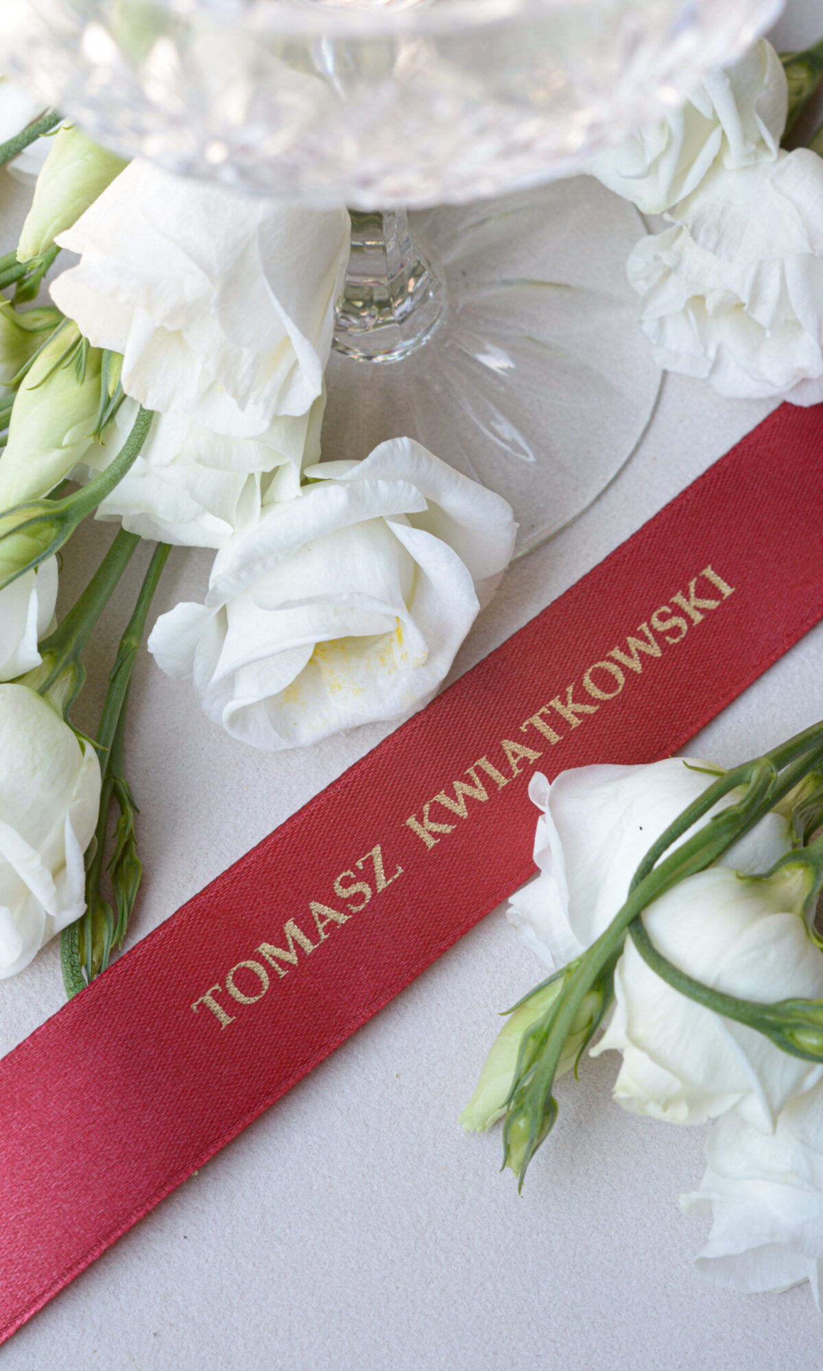 Bordowe winietki ślubne na wstążce satynowej WI-59