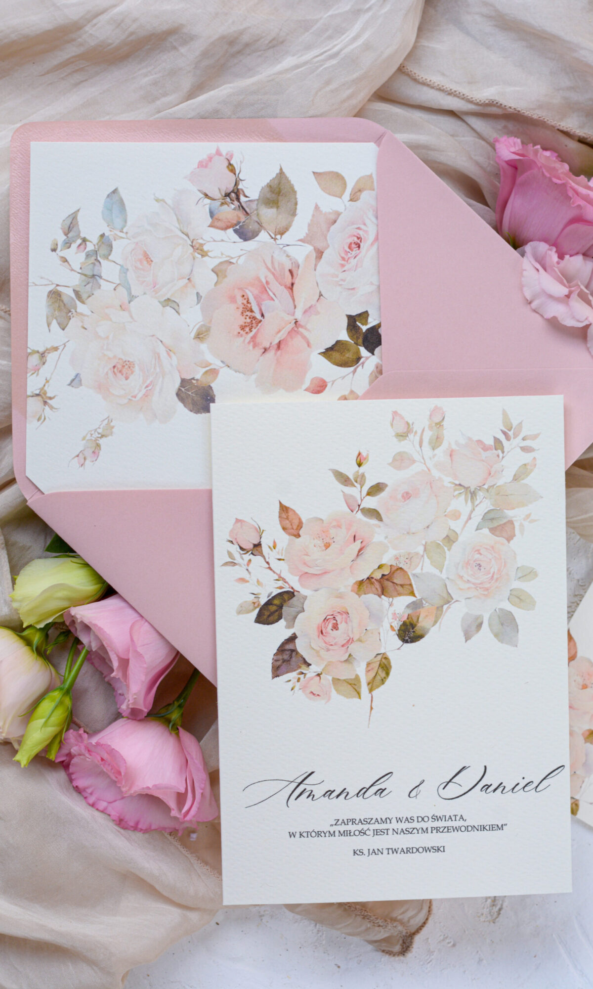 Różowe zaproszenia na ślub z motywem kwiatowym Wz-164