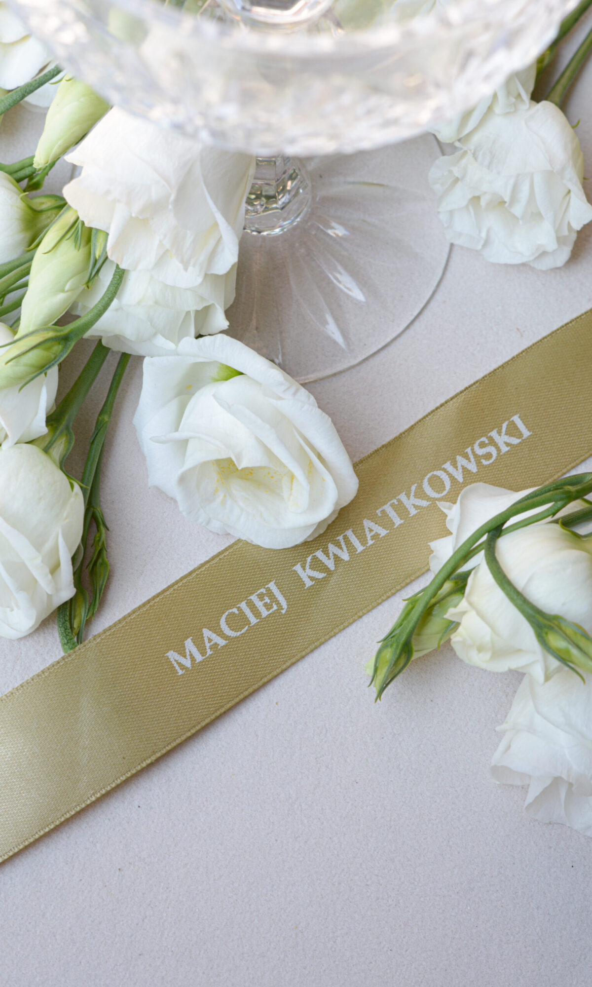 Oliwkowe winietki ślubne na wstążce satynowej WI-62