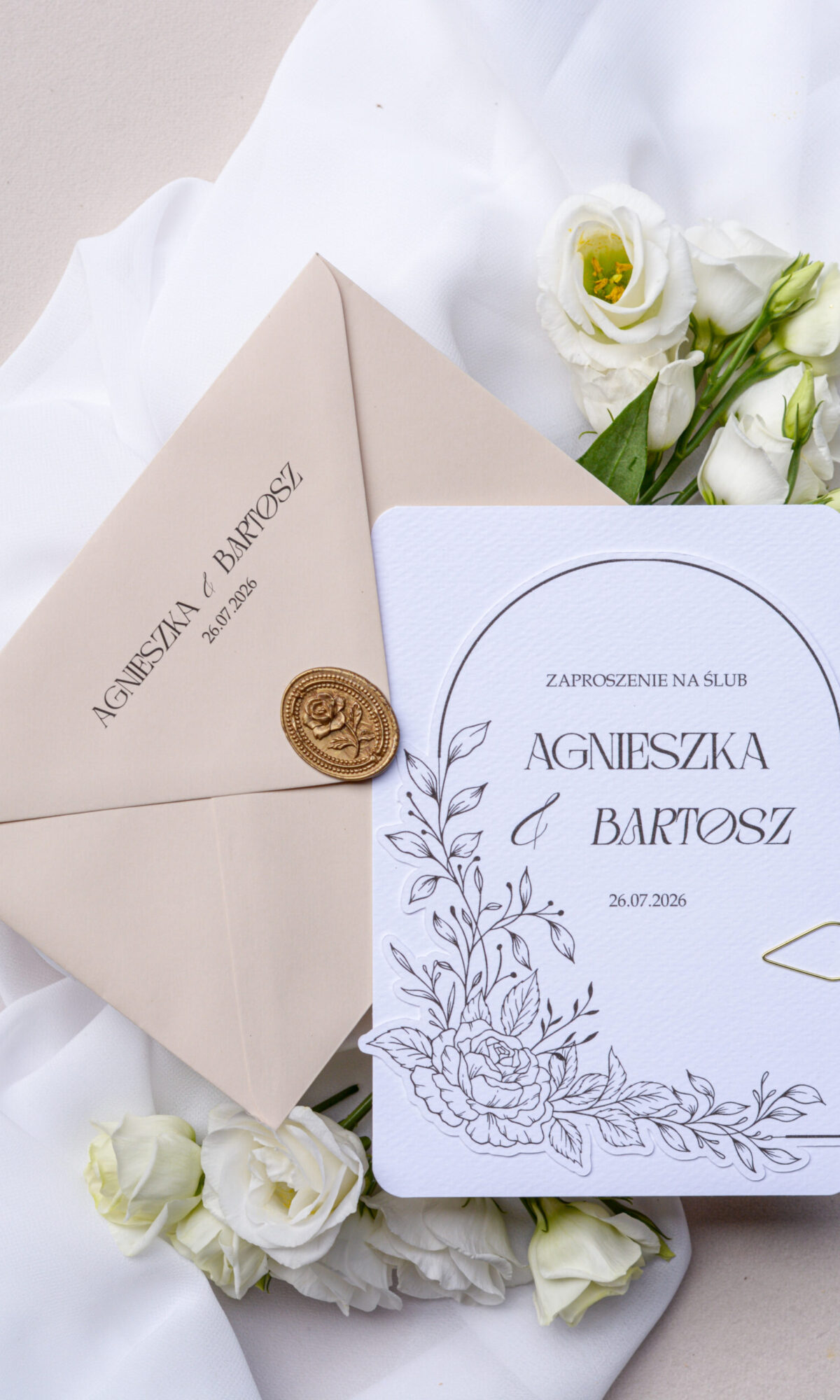 Białe zaproszenia ślubne z motywem kwiatowym Wz-111