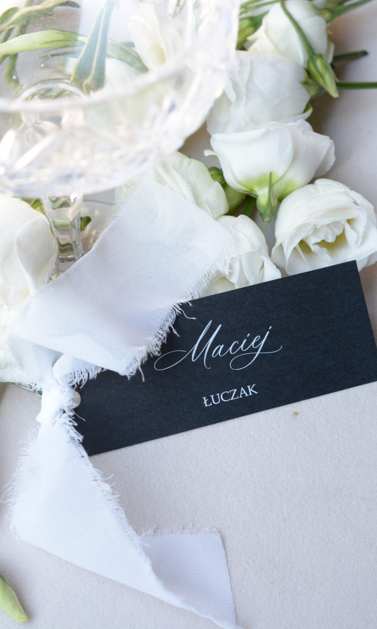 Czarne, leżące winietki ślubne WI-64