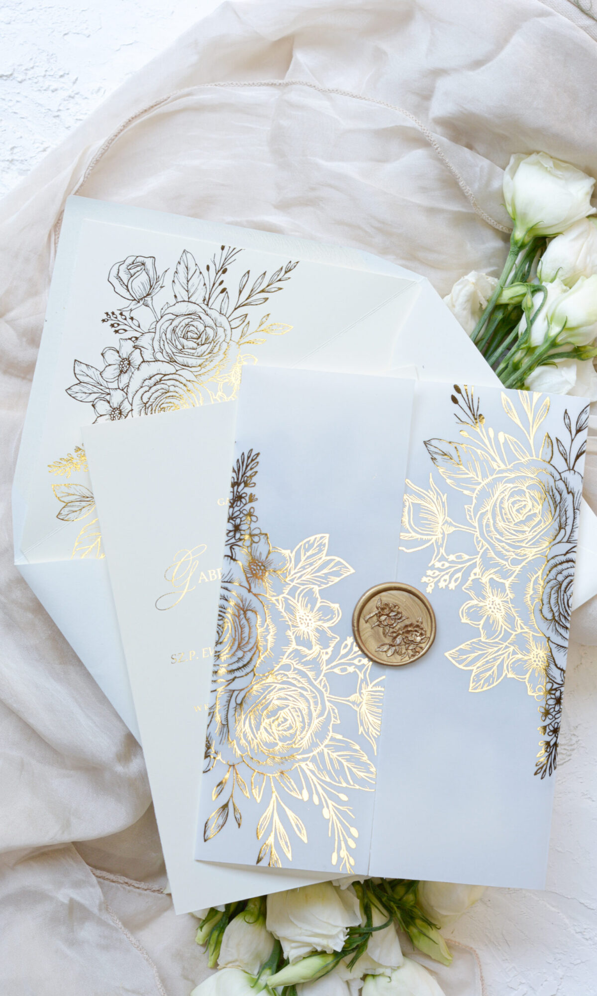 Złocone, kremowe zaproszenia ślubne Wz-148