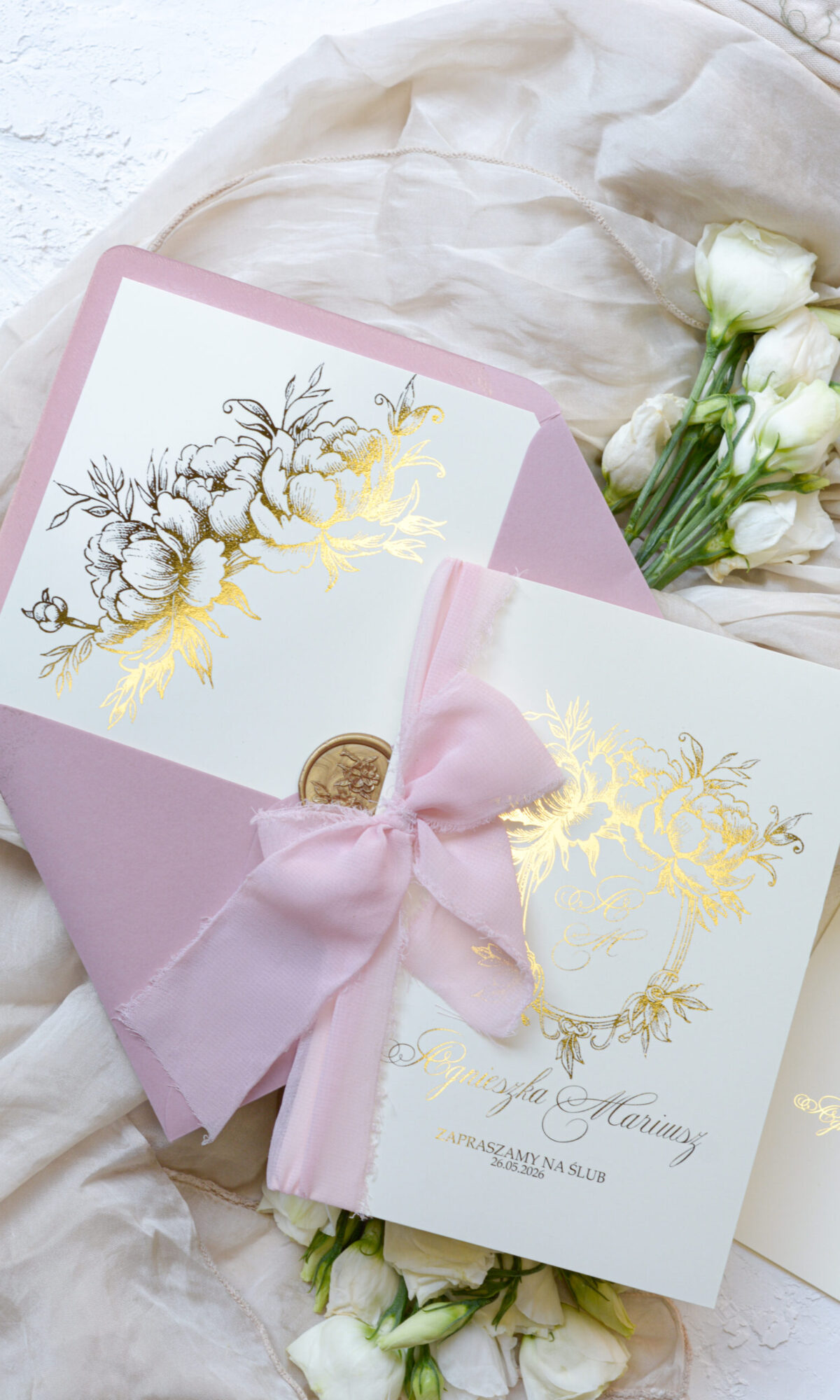 Różowe zaproszenia ślubne ze złoceniem Wz-145