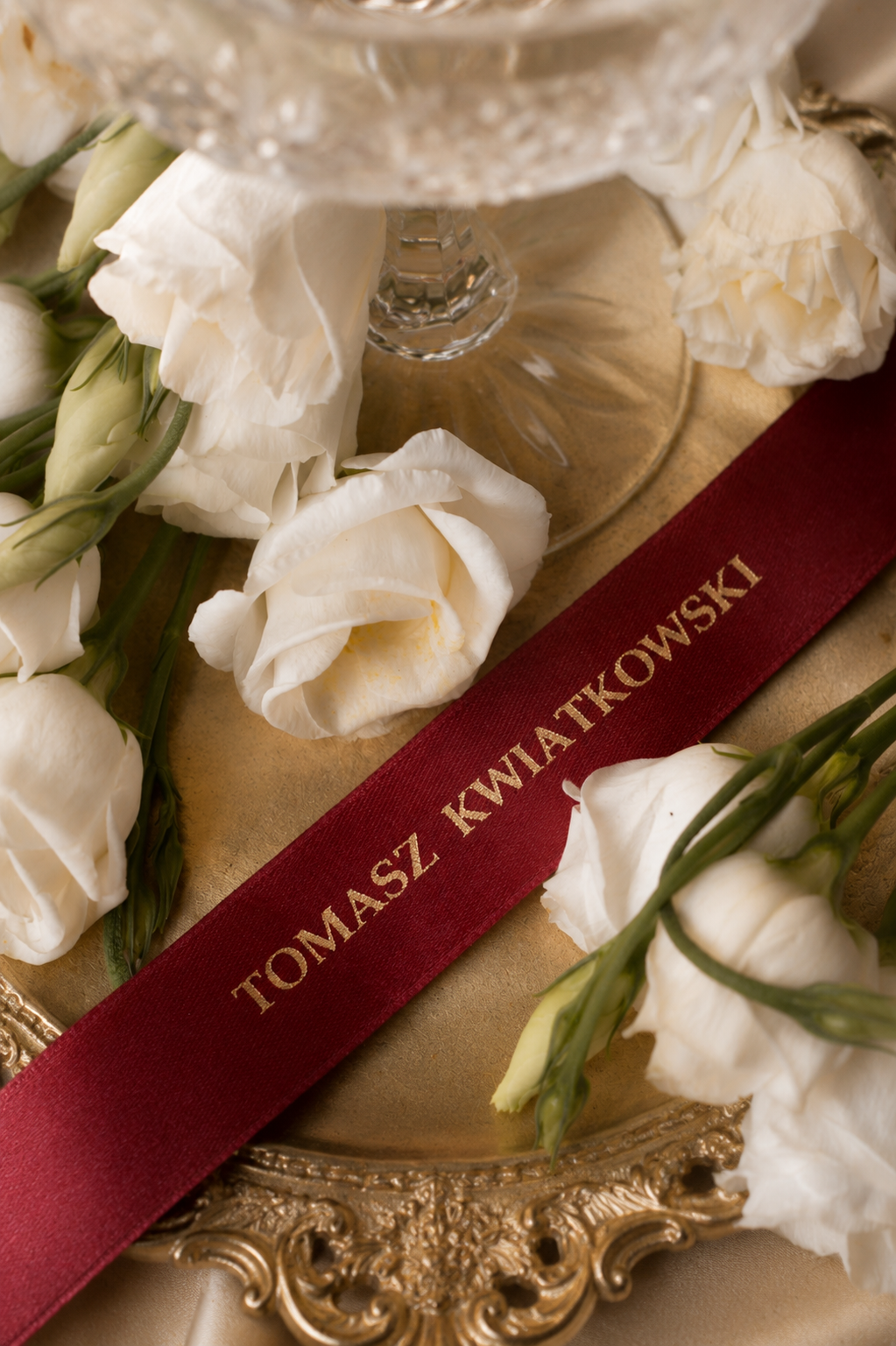 Bordowe winietki ślubne na wstążce satynowej WI-59