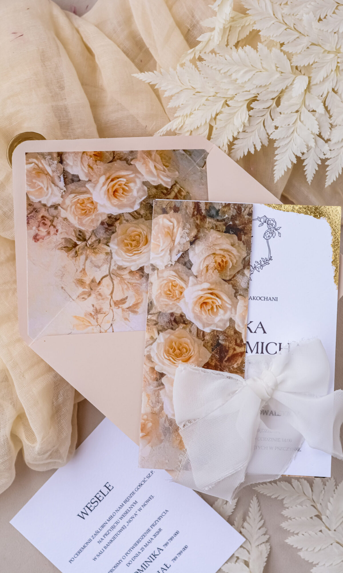 Beżowe, romantyczne zaproszenia ślubne z motywem kwiatowym Wz-176