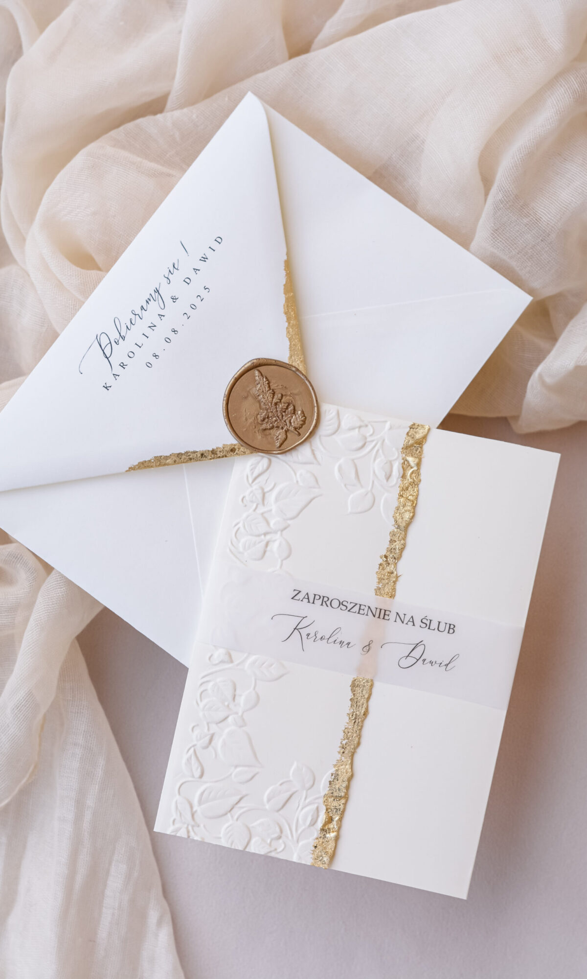 Kremowe zaproszenia ślubne z tłoczeniem Wz-177